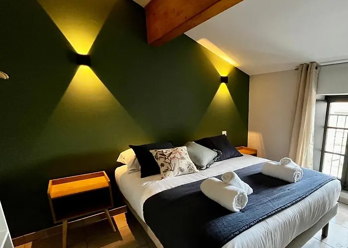 Les Demoiselles De La Tour ! Apartament