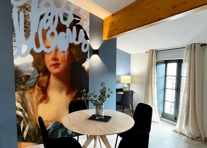 Les Demoiselles De La Tour ! Apartament