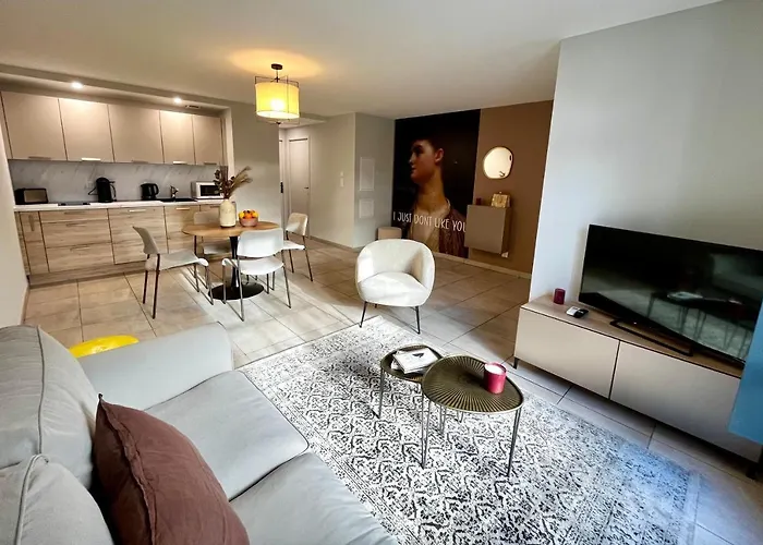 Les Demoiselles De La Tour ! * Carcassonne